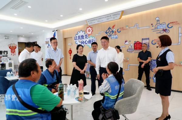 绵阳市总工会领导调研绵阳市商业银行1958支行工会驿站