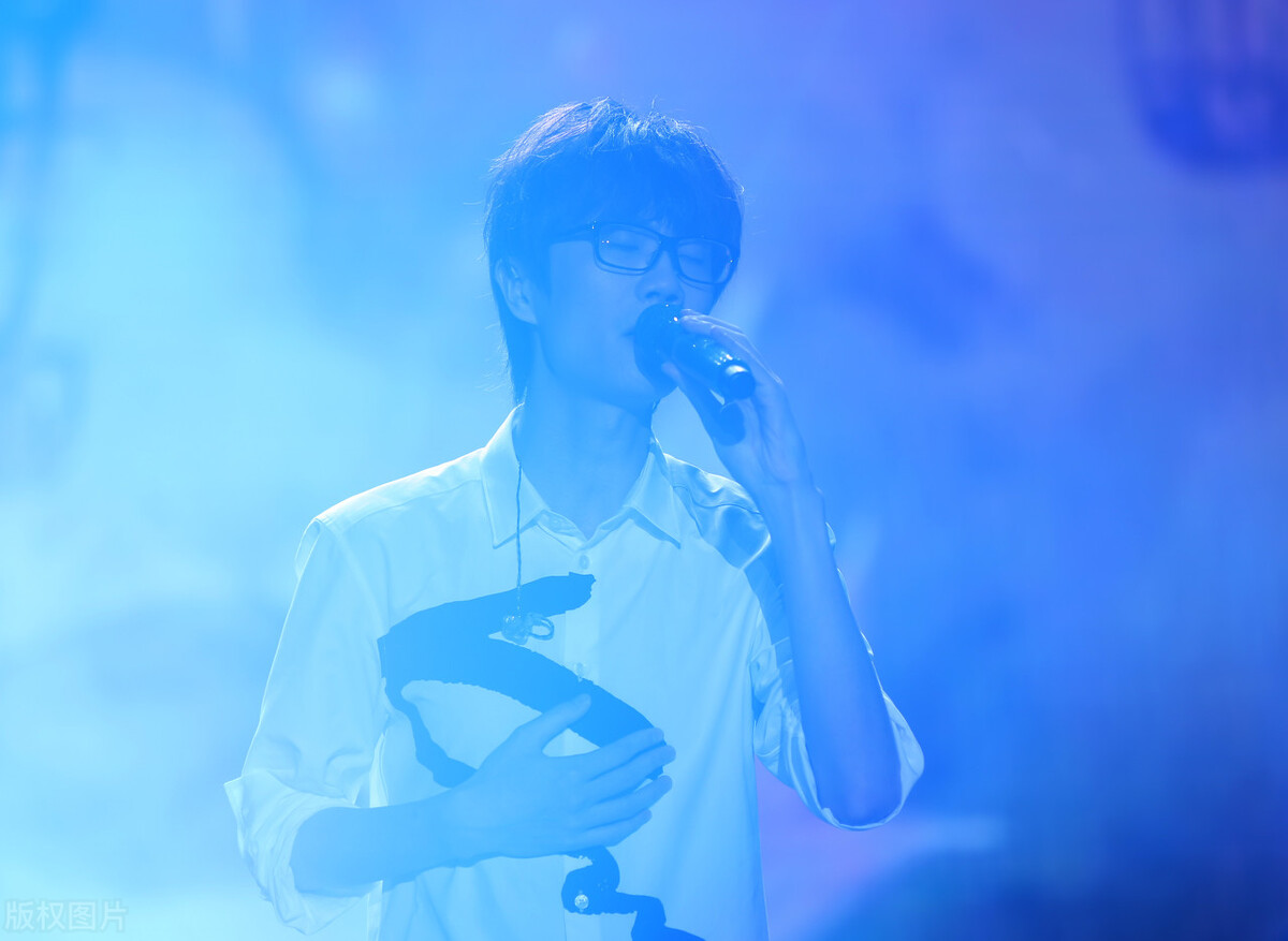 望着天空纷纷细雨时是什么歌（十大抖音最火的歌曲）